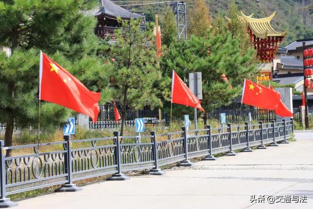 五台山景区“中国红”燃动国庆 国旗飘扬共庆华诞