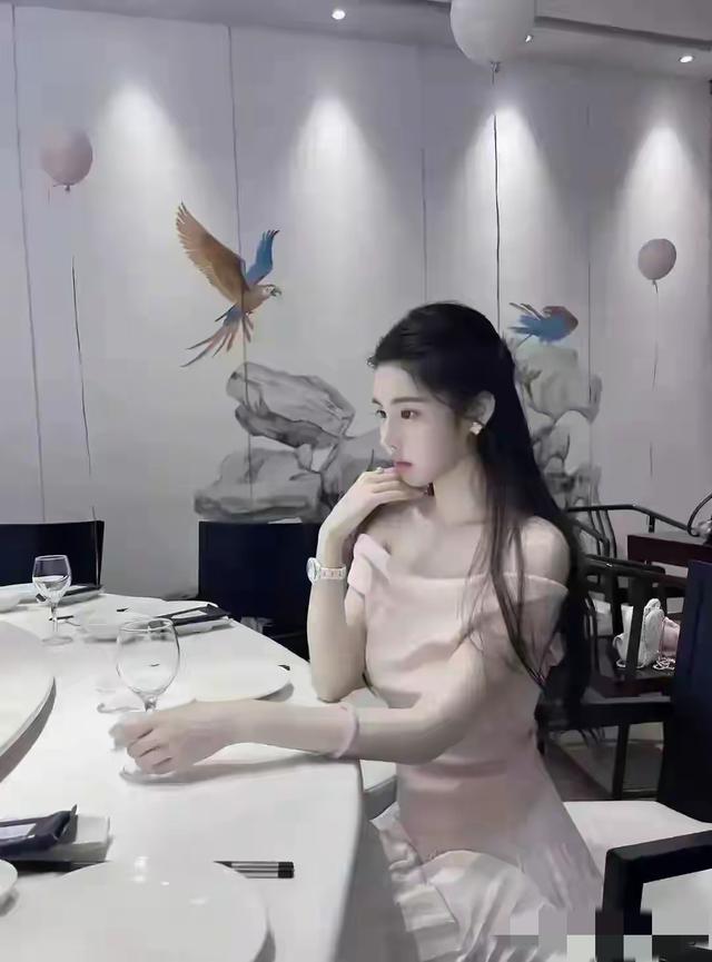 安徽阜阳一名媛好漂亮， 身高168cm，体重46kg 美的让人移不开眼