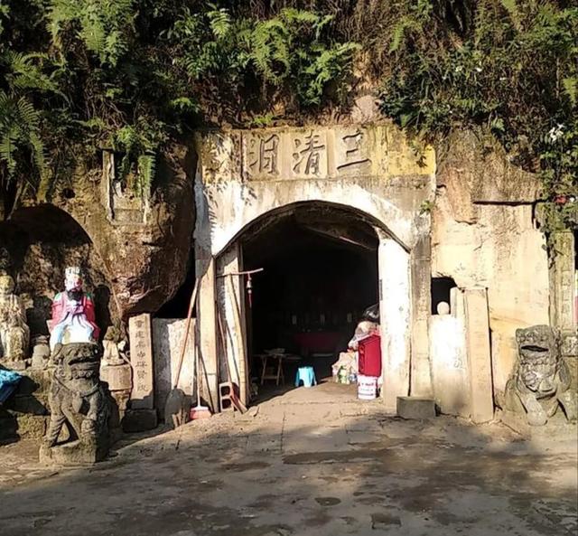 重庆大足深山有一神秘洞窟，洞口对联无人能懂，如同天书