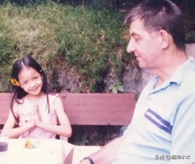 Lisa和白人继父互动惹争议，二人合影亲密，继父把手搭Lisa屁股上