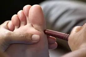 为什么人们喜欢抠脚？抠完还要闻一闻？图片