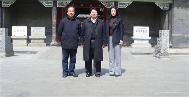 2007年，一台湾商人来到沈阳大帅府，对售票员说：我就不买票了吧