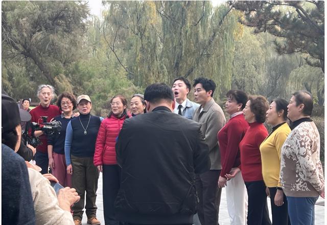 北京公园偶遇李晨，46岁依旧帅气逼人，大妈们热情围观！
