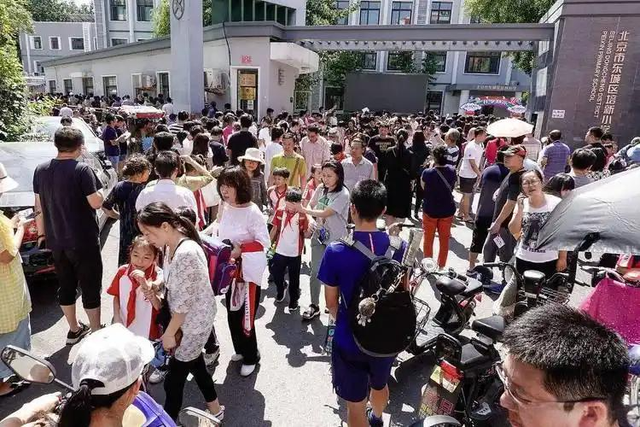 人民日报都看不下去了，亲自下场评论：下班接娃，咋就这么难？