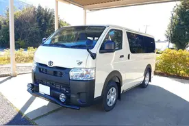丰田海狮四驱露营车，2.8T柴油151马力，双会客区还有两张床位图片