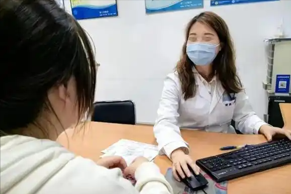 女人若是感染了“艾滋病”，胳膊上或有4种症状，都以为是皮肤病