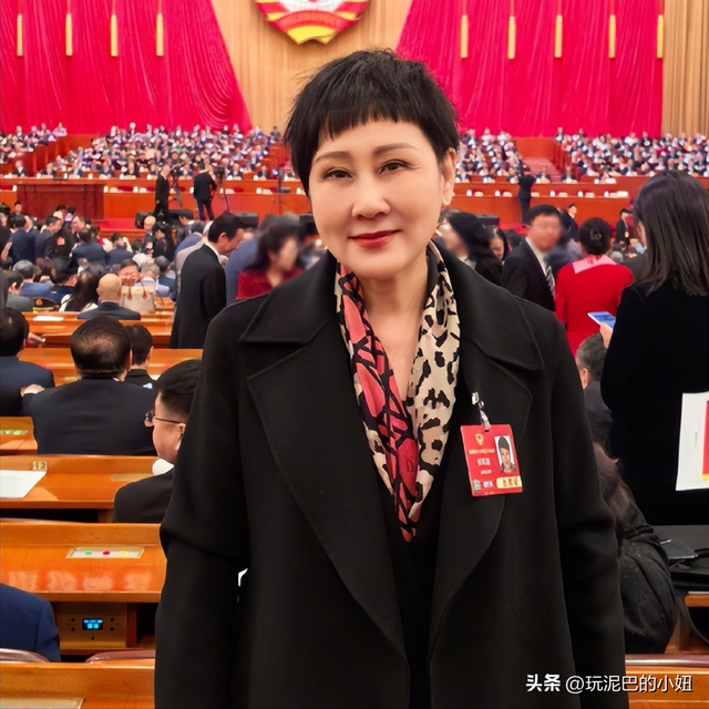 万万没想到，63岁张凯丽因九三阅兵上的一个动作，实现口碑暴增