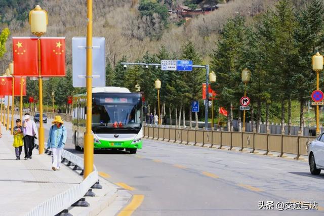 五台山景区“中国红”燃动国庆 国旗飘扬共庆华诞