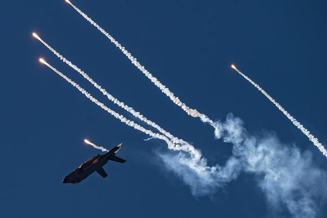 澳大利亚再撞枪口！入侵西沙被我军热焰弹反击后，澳军机仓皇溃逃