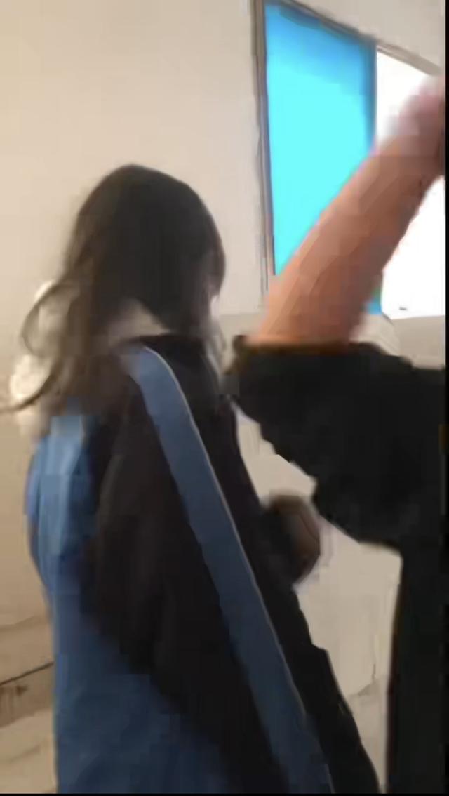 俩初中女孩被堵厕所遭连续掌掴，当地教育局介入，警方已立案