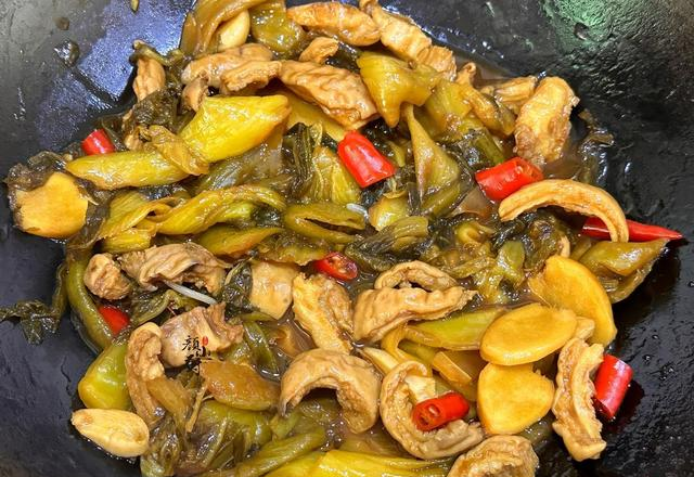 太喜欢做这样的炒菜了！酸辣爽脆，开胃下饭，一上桌就吃个精光