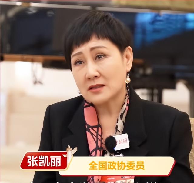 万万没想到，被全网抵制的张凯丽，因看阅兵时一个举动，口碑暴增