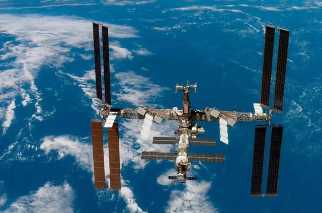 大批星链卫星突然坠落地球！中国空间站有3名航天员，怎么应对