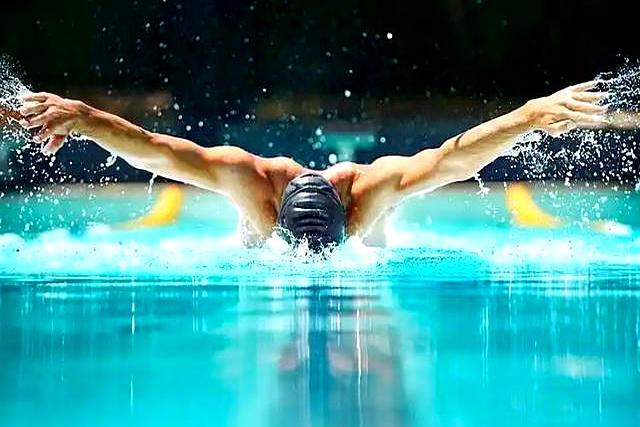 医生发现：坚持游泳的老年人，用不了多久，身体或有6大变化