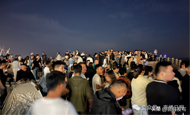 高燃！凌晨3时48分的日照海边，人山人海！这一幕，太震撼！