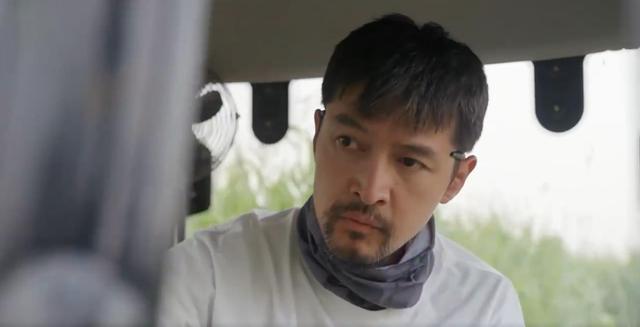 43岁胡歌涅槃归来，车祸伤疤成勋章，携经纪人妻女同框近况太解气