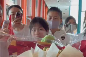 两位顶流奥运冠军回国，全红婵被粉丝围堵，孙颖莎机智应对图片