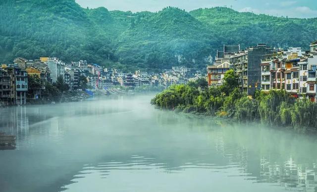 乡游黔中 · 镇远县 沿河村丨桃浪翻涌㵲阳岸，露营星空醉盛夏