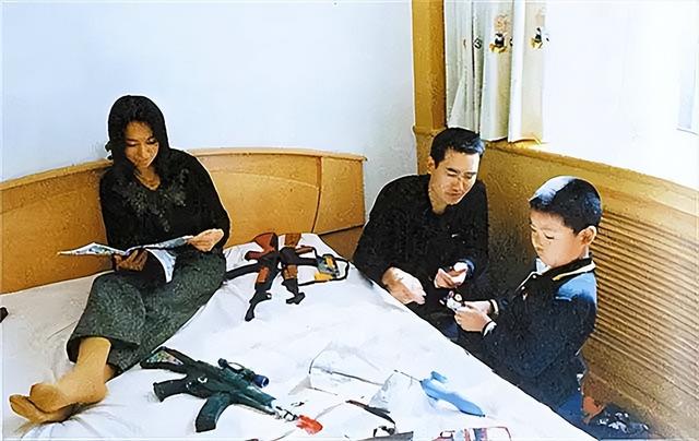 03年翟志刚结束任务后回家，却发现母亲已去世，在遗像前长跪不起