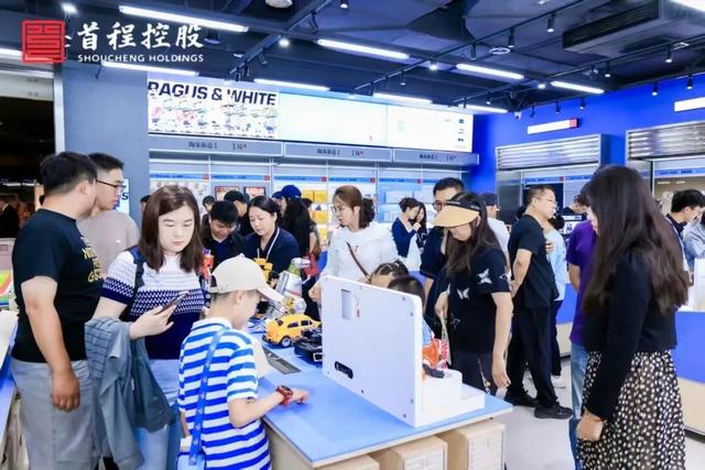国内首家「机器人科技体验店」落地首钢融石广场