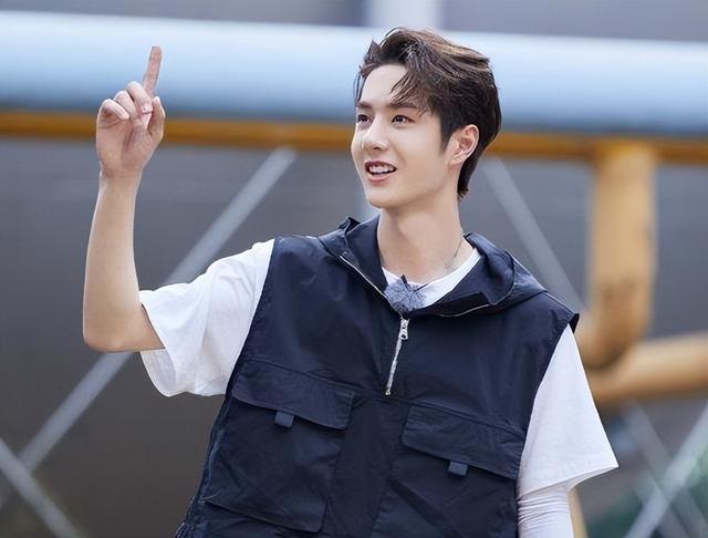 钱再多有什么用？28岁王一博手滑坠海，才懂陈道明那番话的含金量