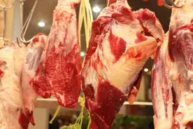 牛肉降价没好货？刚买回来就冒绿光，还能吃吗？图片