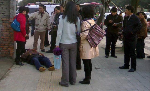 外卖小哥扶老人被讹3万，他借钱赔偿走人，次日接到90个电话