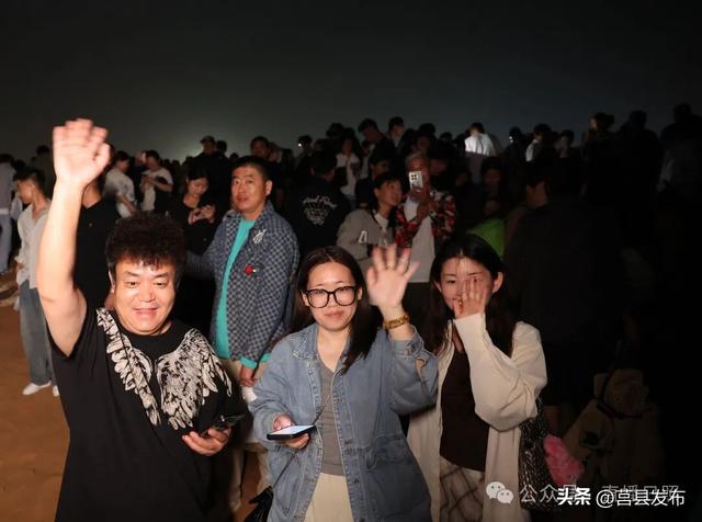 高燃！凌晨3时48分的日照海边，人山人海！这一幕，太震撼！