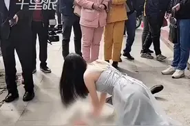 最美伴娘！婚宴现场宾客晕倒伴娘跪地紧急施救图片