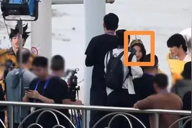 刘涛老公和儿女逛街被偶遇，孩子们长这么大这么高了，长相像妈妈图片