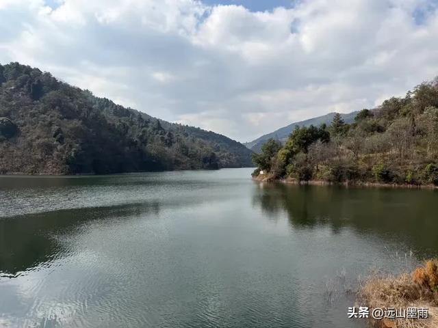 阳光明媚的冬日里,我们爬山去,逛陡坡村、看冬樱花,做晴朗的事