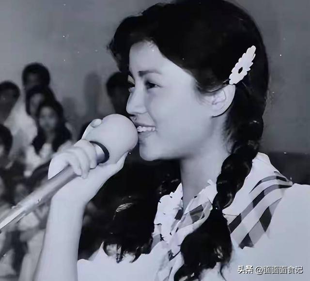 宋祖英近照不是因美人迟暮是她眼里没了曾经的甜与纯。