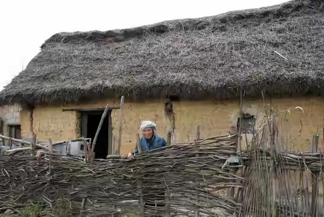 40岁男子2000元搞定女邻居，20天后，女子终于承认早就爱上他