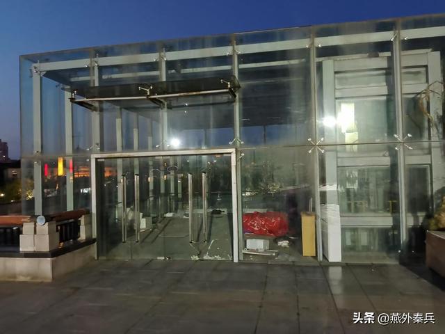 华清宫外的夜色，是文旅的尴尬，居民的闲娱，游客的懵逼