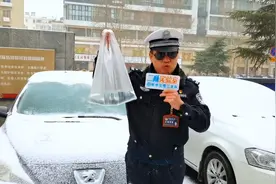 交警实验室：雪加冰冻住了车窗，交警教你除冰小妙招图片