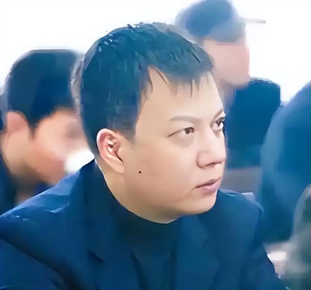 封杀4年，赵薇做梦也没想到	，如今56岁哥哥竟成了自己的“救赎”