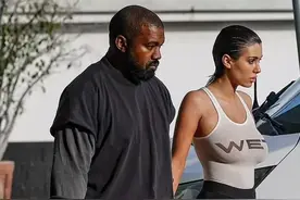 坎耶与比安卡亮相洛杉矶街头，新妻紧身造型尽显好身材，美极了图片