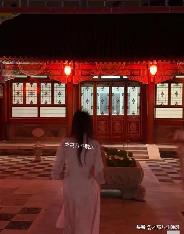 李湘的女儿王诗龄在自家北京小院拍照，配这个色调看上去有点吓人