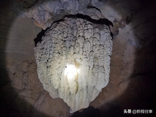 寻找一个古人类遗址不遇，居然无意间发现了一个躲匪洞