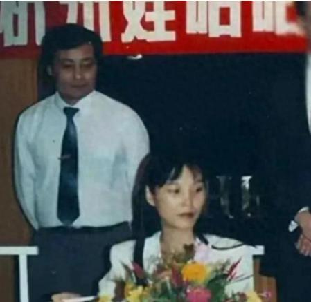 宗庆后杜建英香港旧照曝光，妩媚眼神早已暗示，宗馥莉13岁已懂事