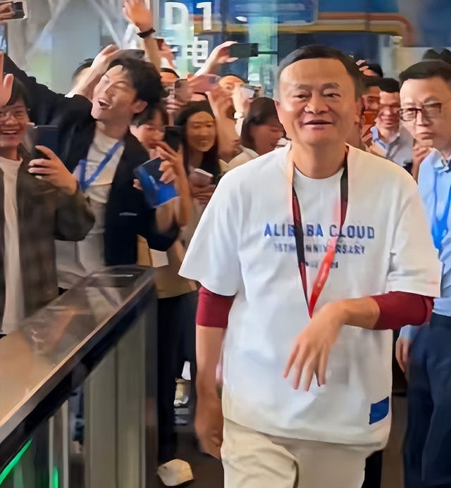 马云现在胖得像尊佛似的，看着是富贵相，真是越活越有“福相”