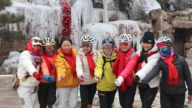 冰瀑“开”玫瑰 冬日蒙山火了