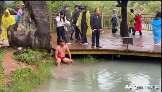 暖心接力！游客与景区工作人员联动，蓝月谷成功营救落水夫妇