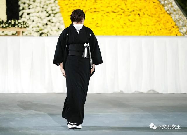 61岁安倍昭恵：丈夫遇刺后搬离婆家，种地疗伤，常去安倍坟前上香