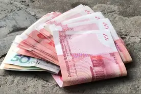 掉在地上的钱，再穷你都不要去捡，捡了你就摊上事了！图片