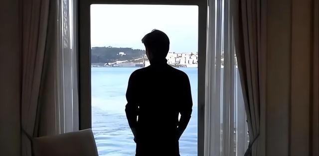 5年前，靠倒卖口罩一年赚60亿元，住5万一夜酒店的他	，如今咋样了