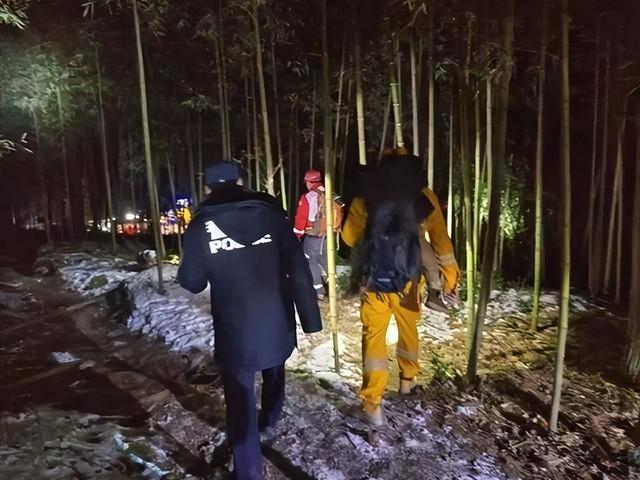 年轻妈妈携带2岁儿子爬雪山跨年受困，被发现时孩子已经失温