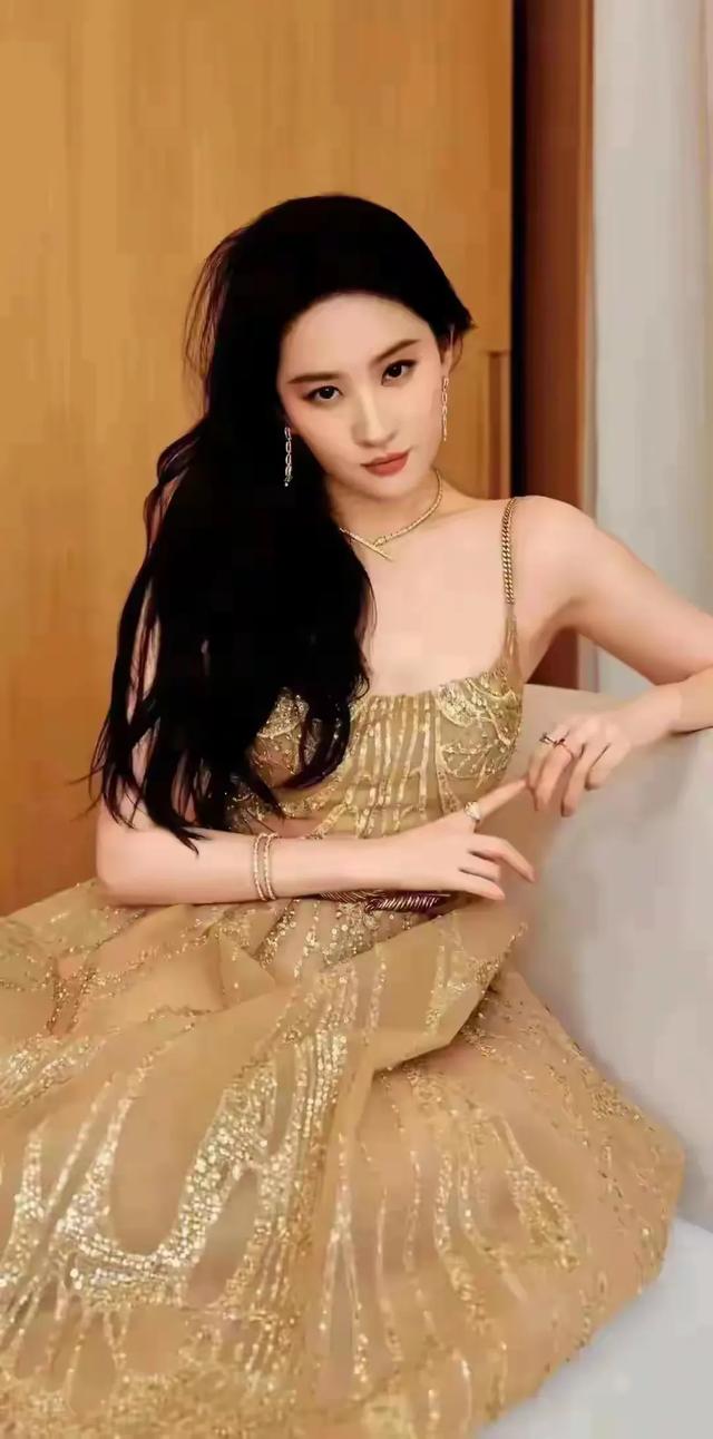 刘亦菲真空低胸装性感出圈杀疯了！网友直呼：这谁能顶得住啊！美
