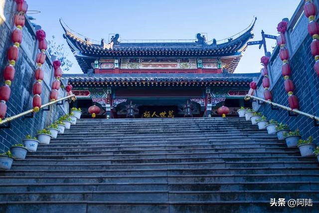 环荆州古城一圈，打卡天下第一关羽祠，叹往昔峥嵘岁月稠