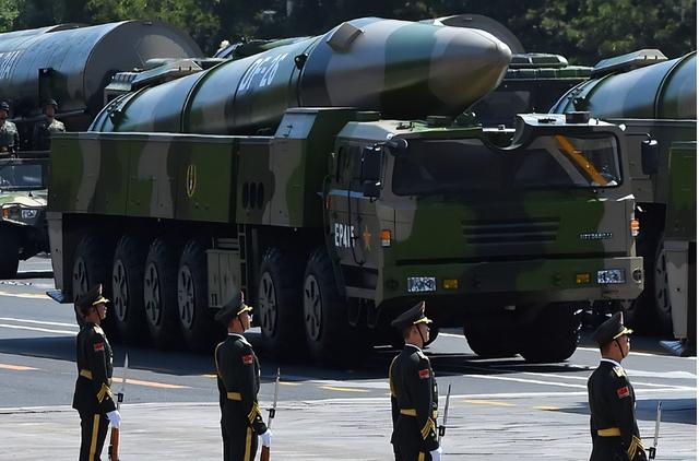 西太平洋火药桶：美军重兵防守关岛，东风导弹已瞄准？